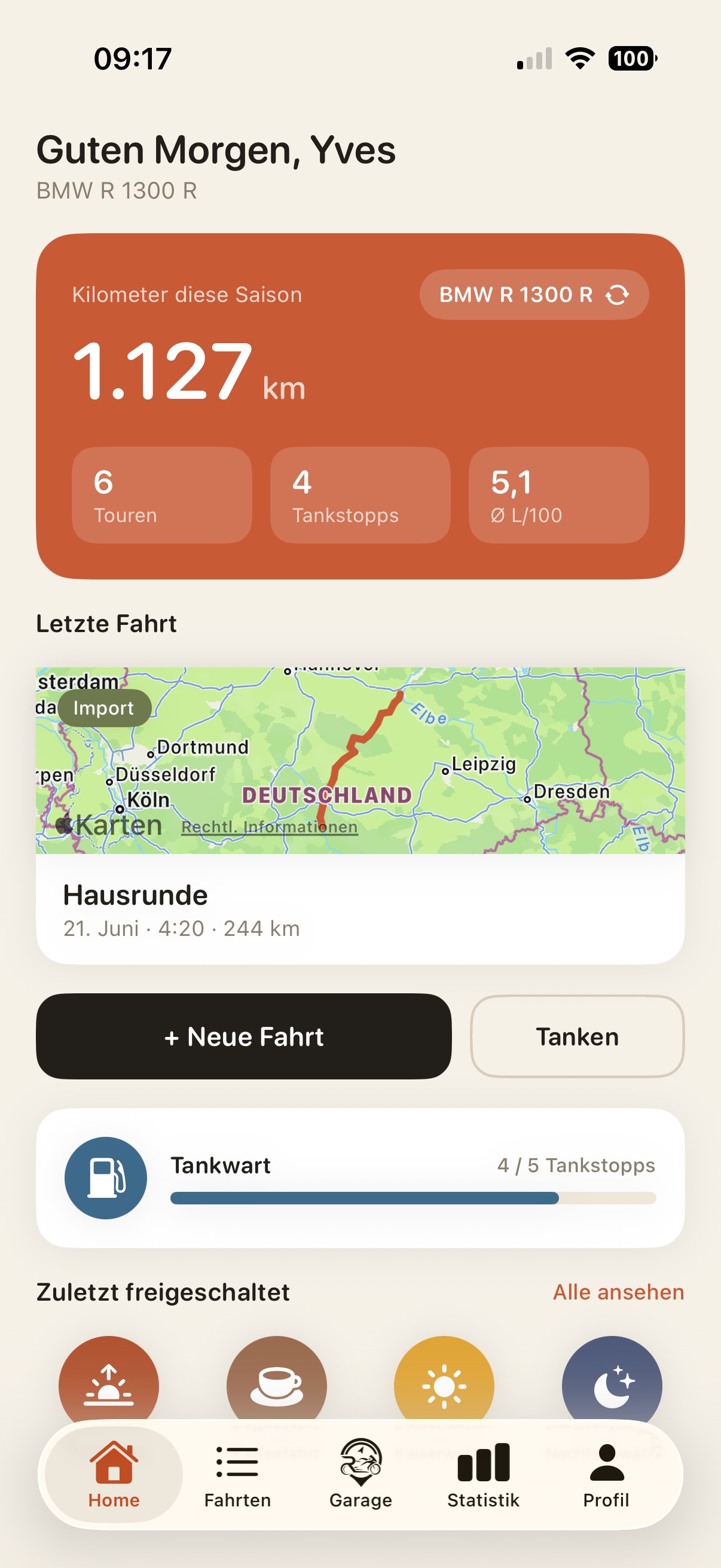 RideHub Startbildschirm mit den Kilometern der Saison, der letzten Fahrt auf der Karte und freigeschalteten Abzeichen